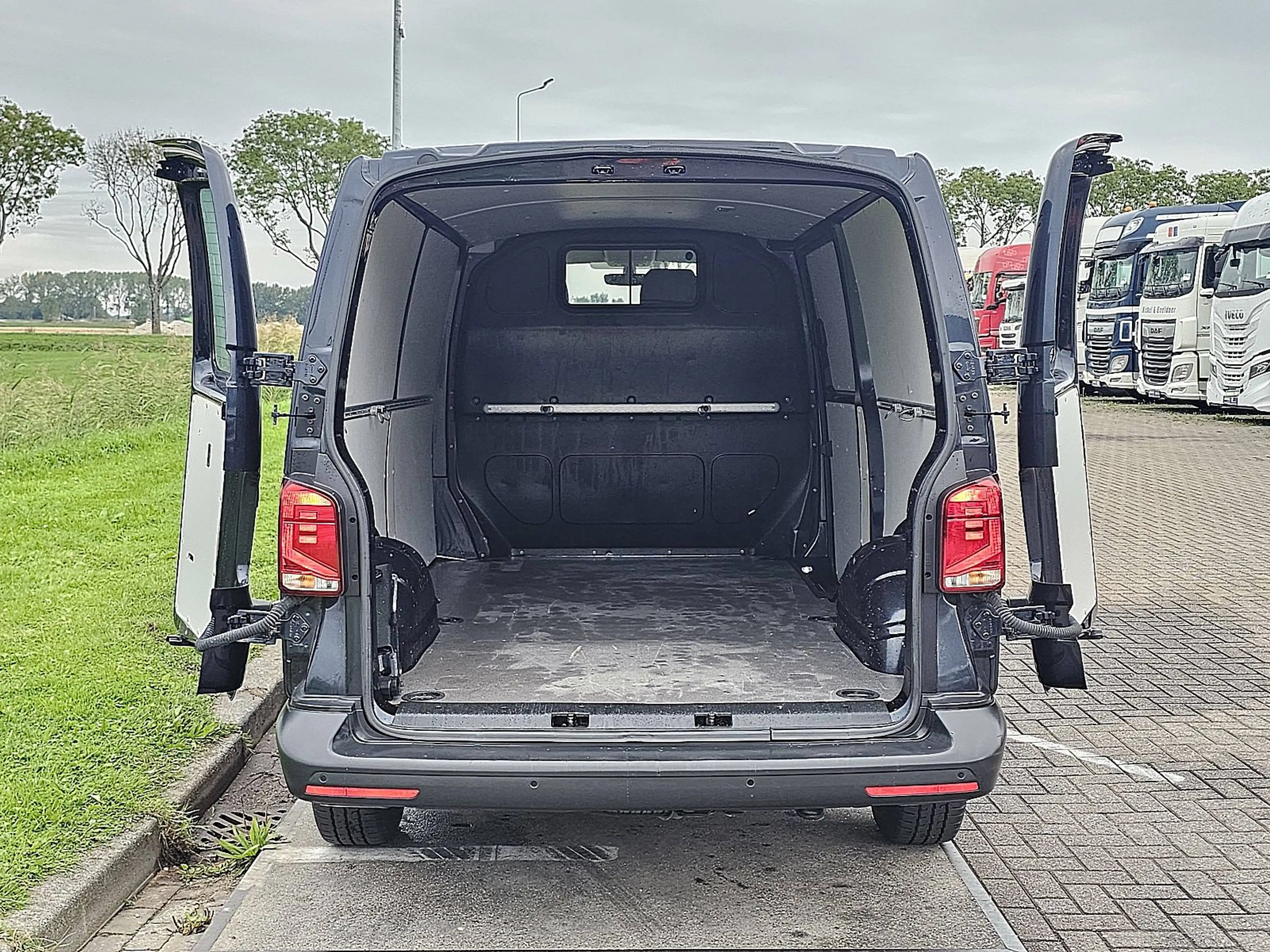 Volkswagen Transporter 2.0 TDI L2H1 Navi Carplay AC — photo 13