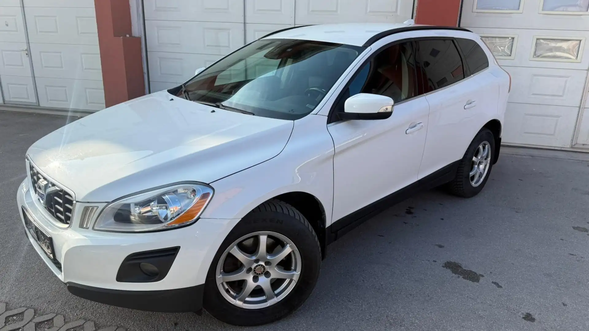 Volvo XC60 XC60 D5 AWD Momentum Geartronic *ÖAMTC Pickerl* Weiß - 1