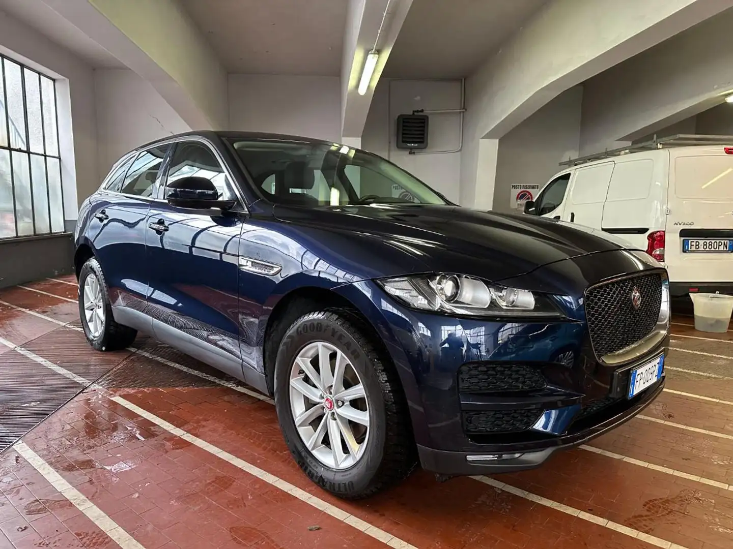 Jaguar F-Pace 2.0 D 180 CV AWD aut. Portfolio Blauw - 1