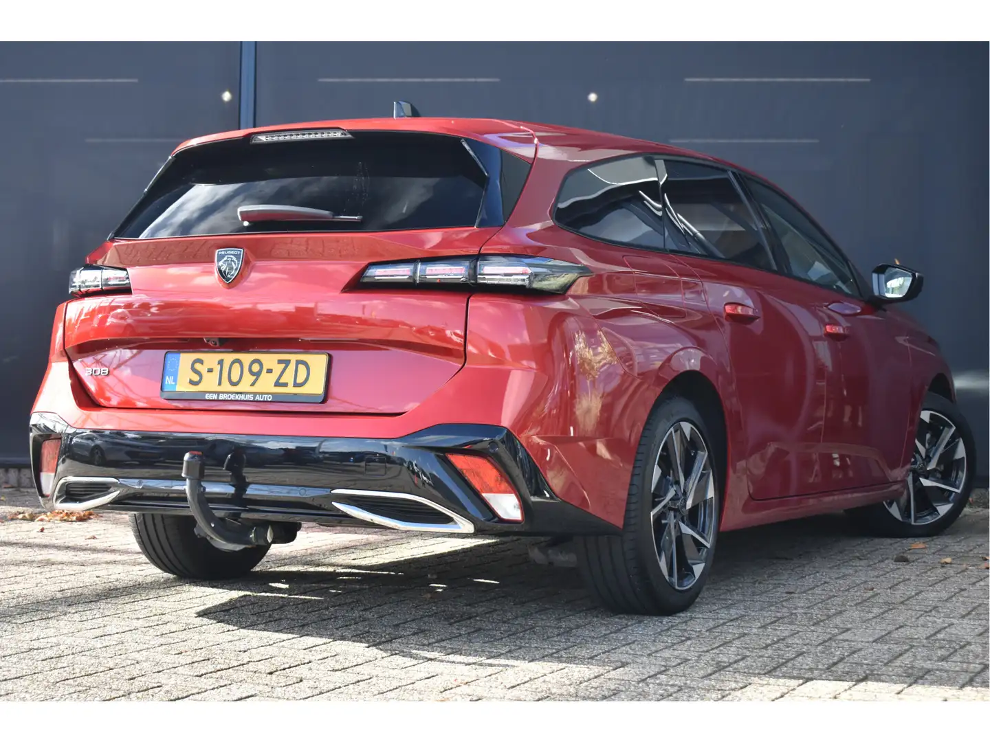 Peugeot 308 SW 1.2 Turbo Allure Pack Business 130 pk Automaat Rood - 2