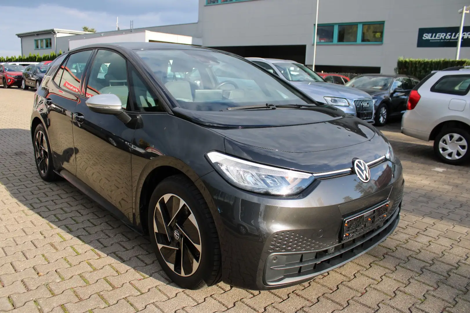 Volkswagen ID.3 1st 150Kw 62KWH Navi,PDC,SHZ,LED Grau - 2