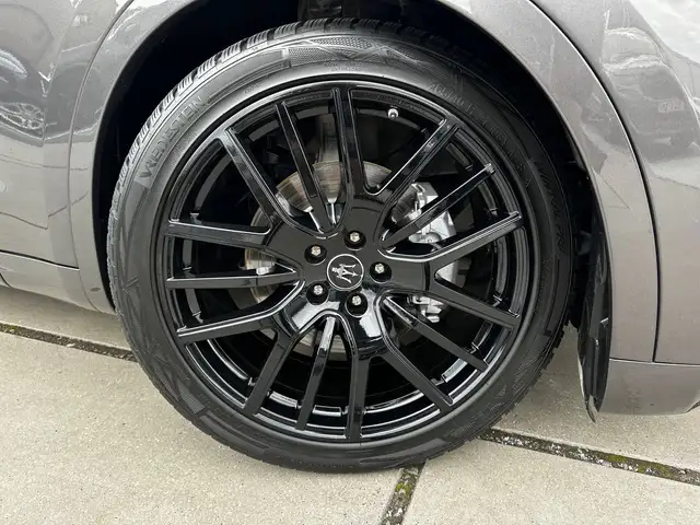 Maserati Levante view 8