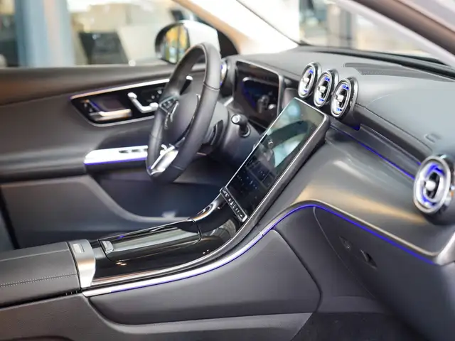 Mercedes-Benz GLC view 12