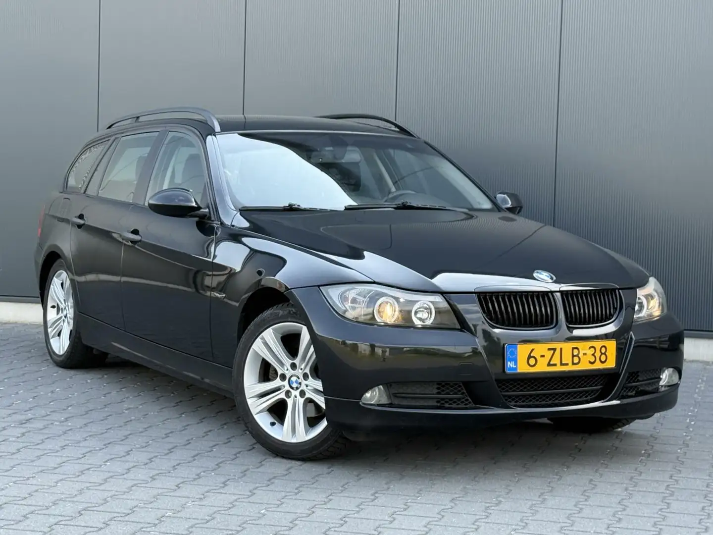 BMW 320 3-serie Touring 320I Executive Groot Navi - Pano - Zwart - 2