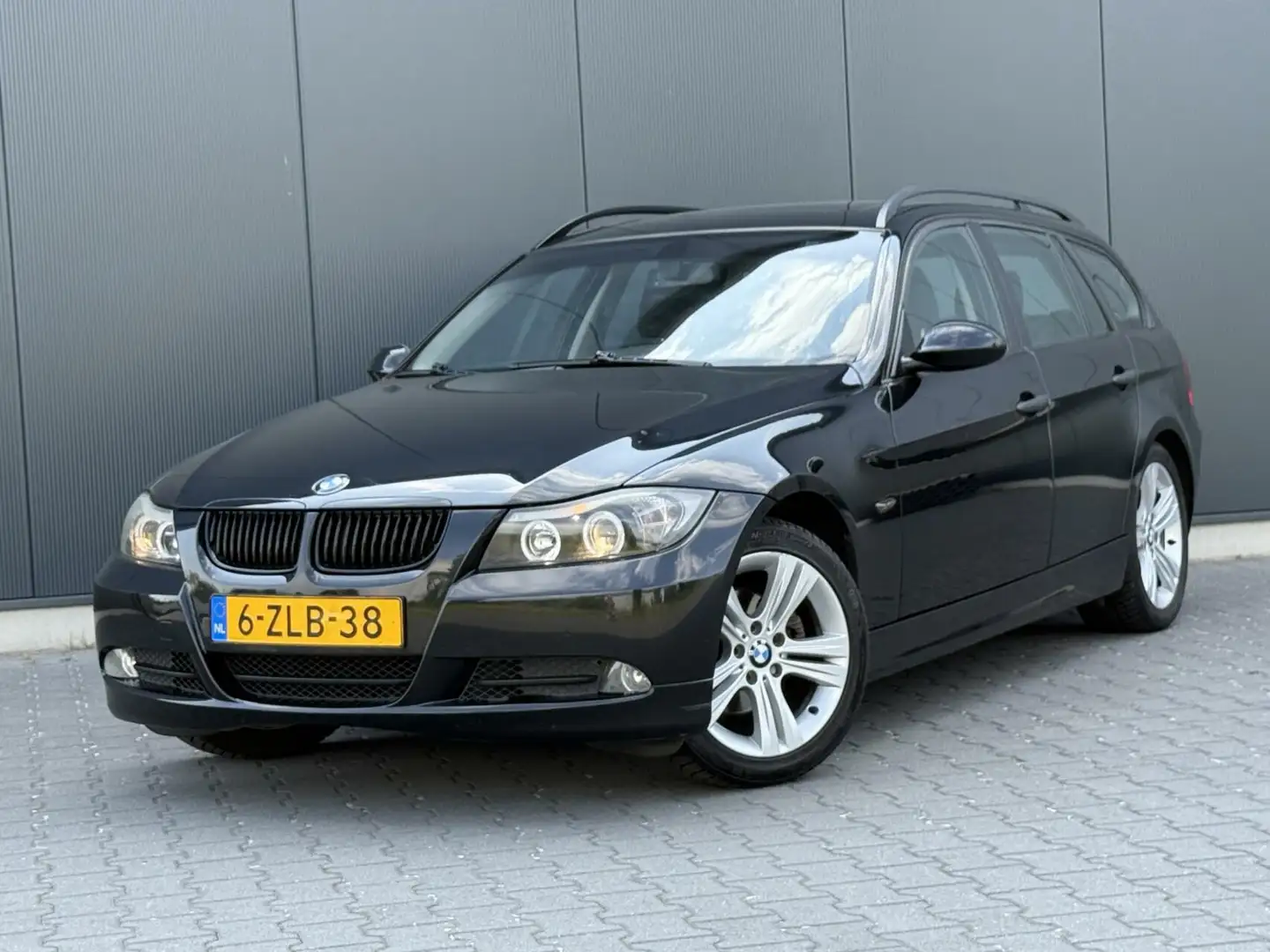 BMW 320 3-serie Touring 320I Executive Groot Navi - Pano - Zwart - 1