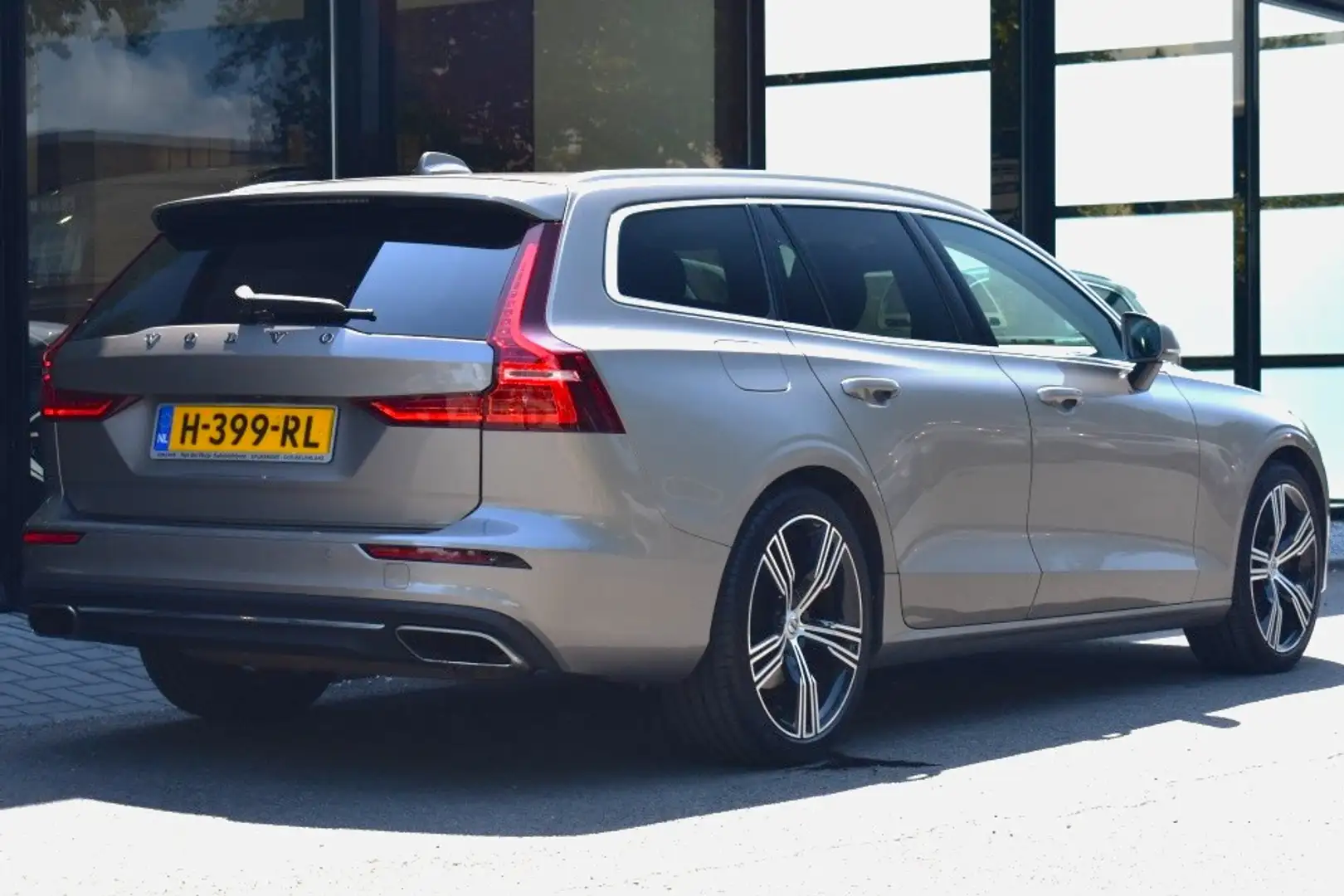 Volvo V60 T4 Polestar 210pk Inscription | Audio & Park Assis Grijs - 2