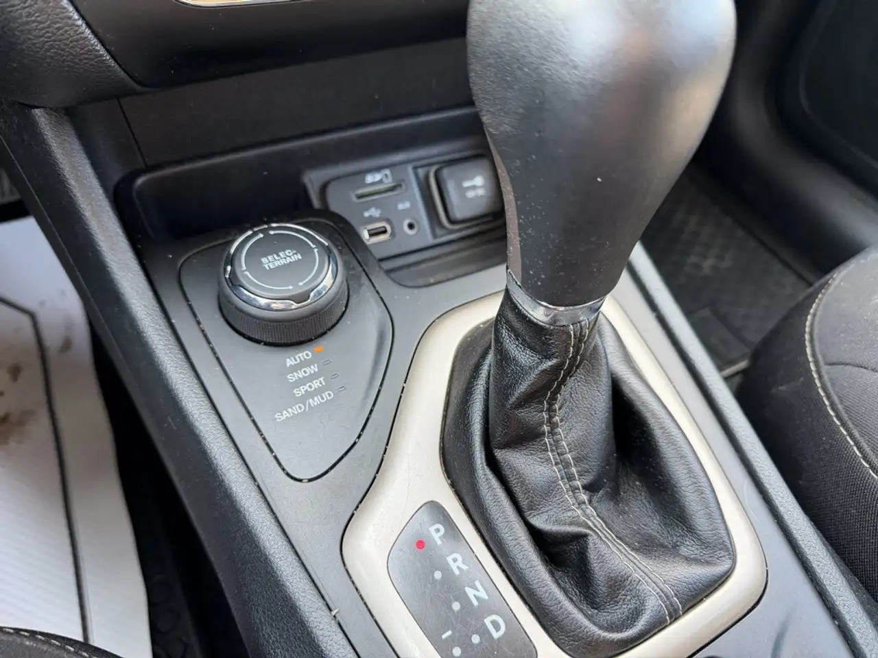 Jeep Cherokee снимка Jeep Cherokee