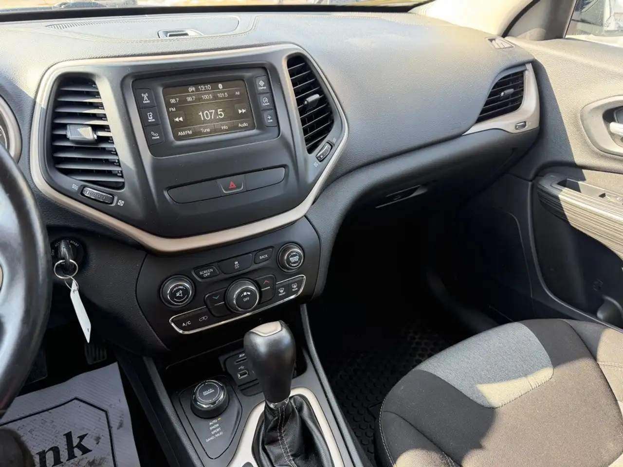 Jeep Cherokee снимка Jeep Cherokee
