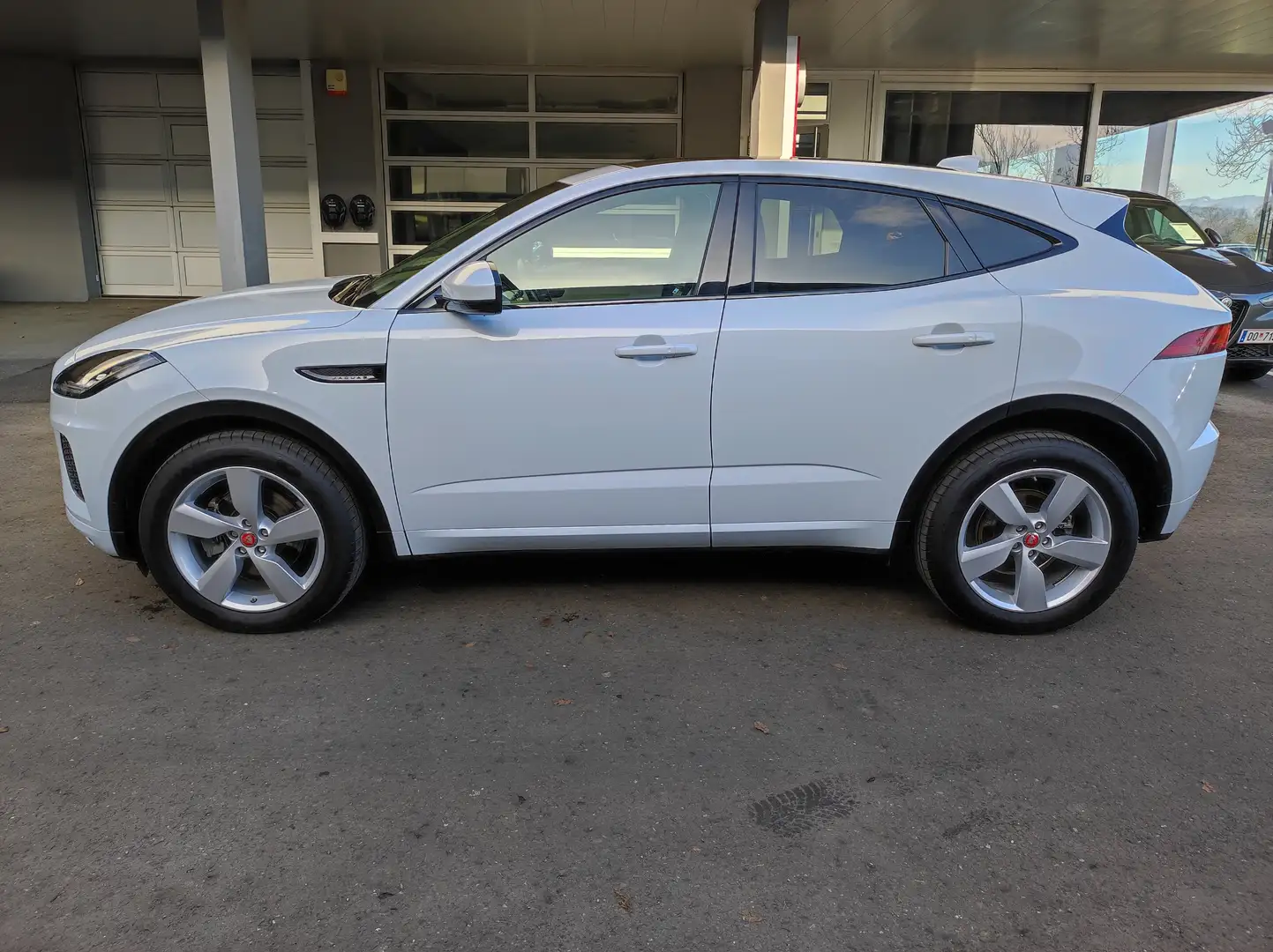 Jaguar E-Pace 2,0DI4 D150 R-Dynamic SE AWD Aut. Weiß - 2