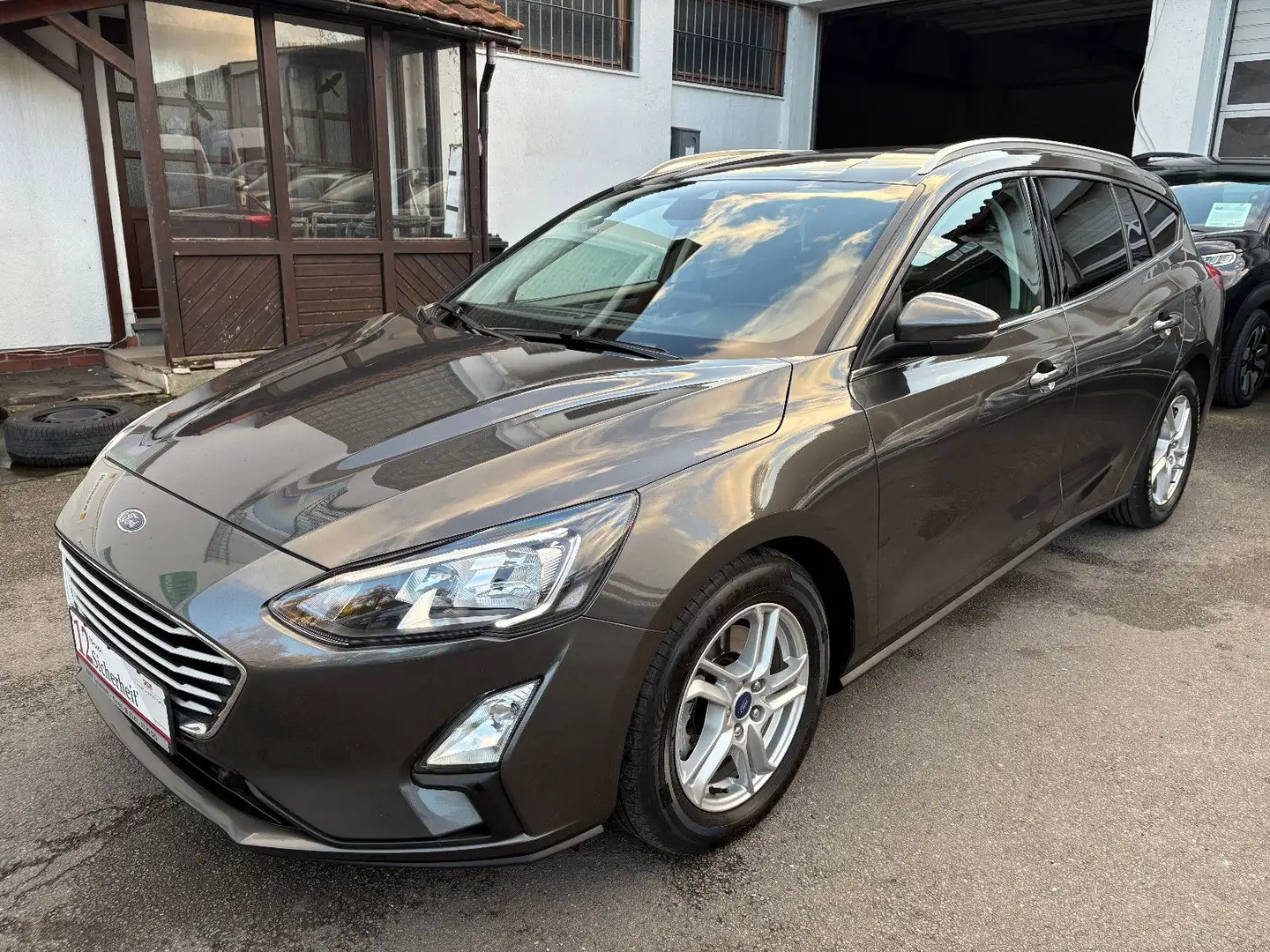 Ford Focus 1.5 EcoBlue AUT. Turnier Cool&Connect LED Grau - 1