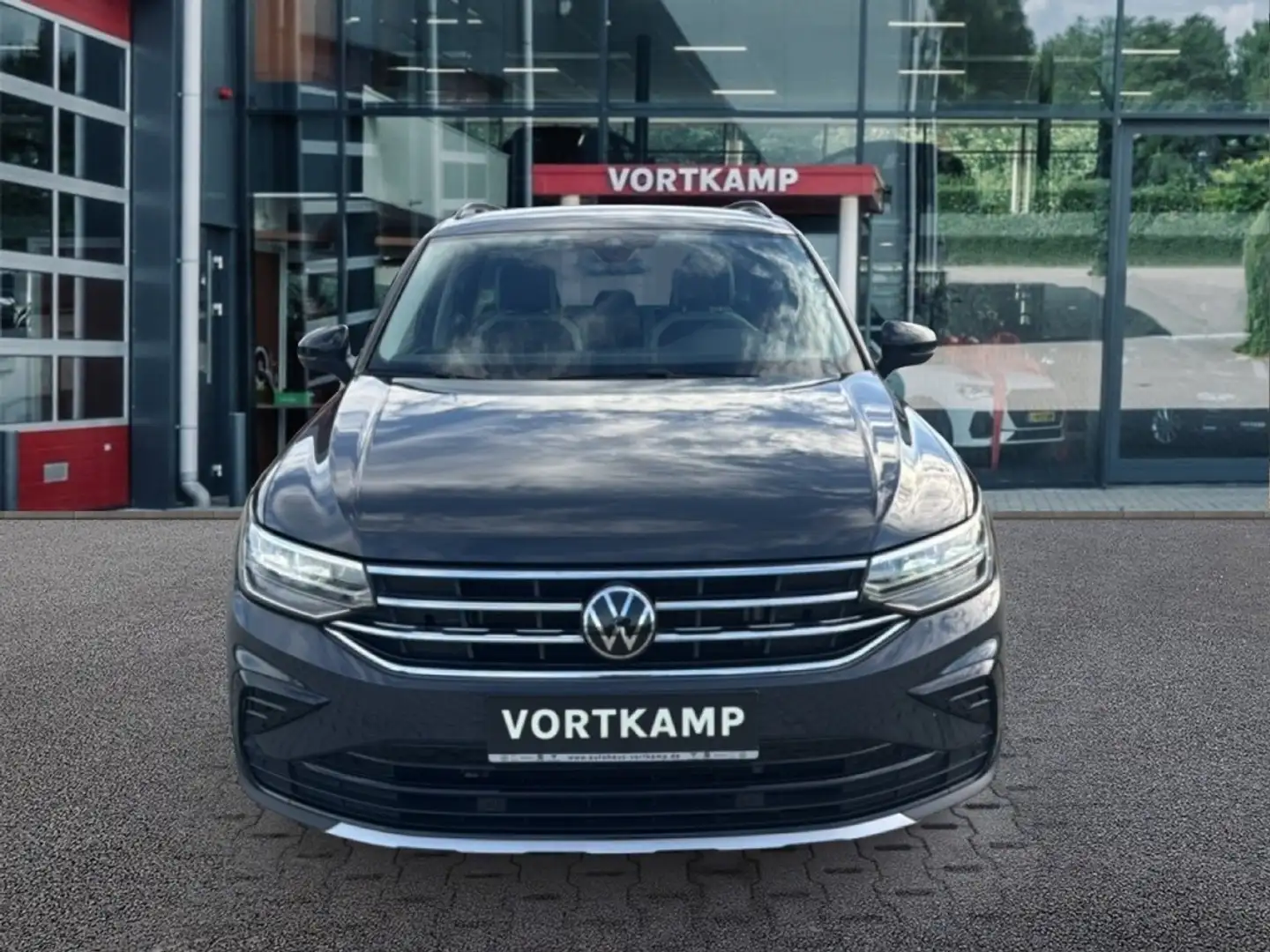 Volkswagen Tiguan 2.0 TDI DSG LIFE URBAN SPORT TREKHAAK/PDC/ACC/E-KL Grijs - 2