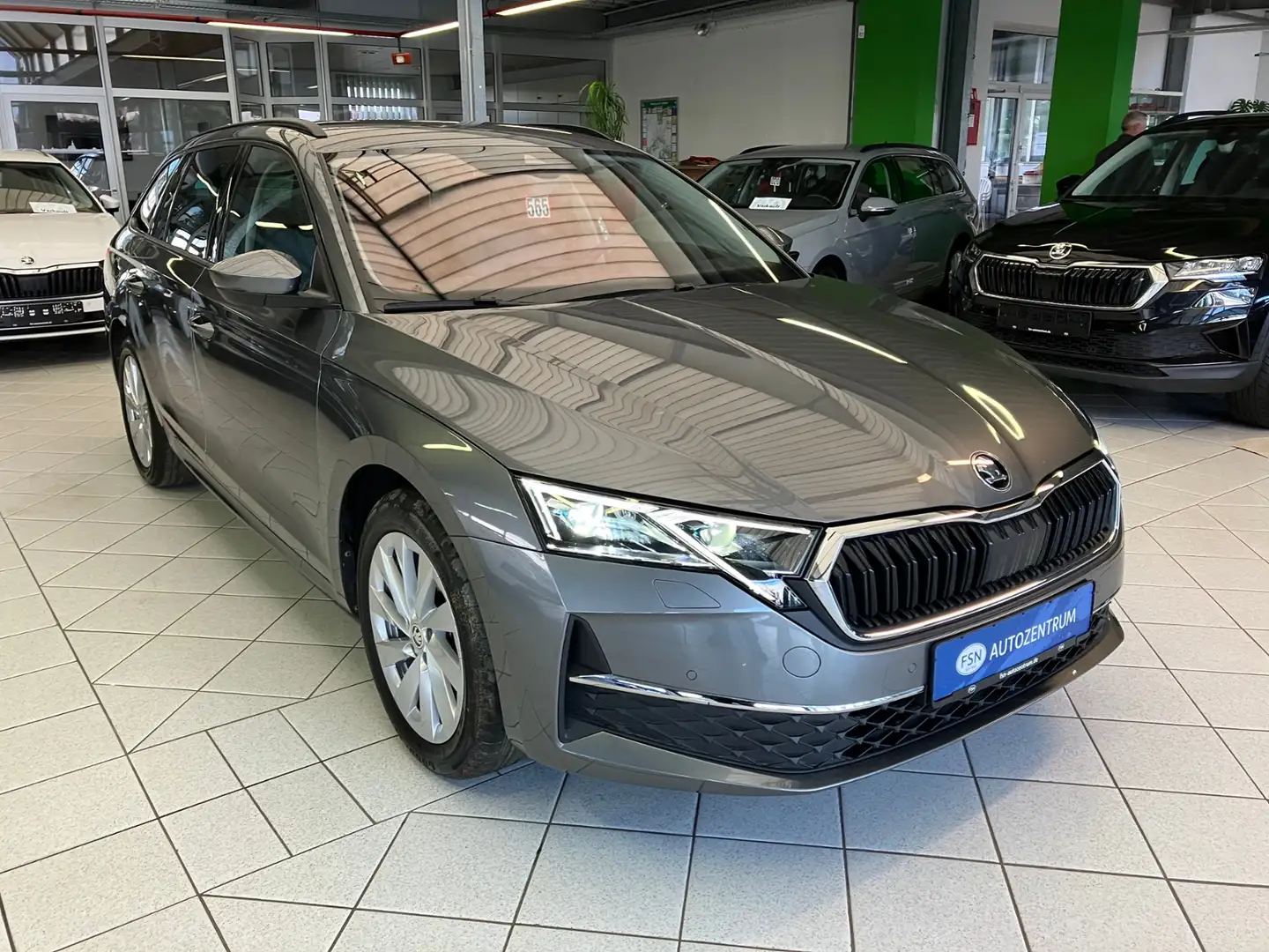 Skoda Octavia Combi 2.0 TDI Selection DSG AHK MATRIX ACC RFK Grau - 2