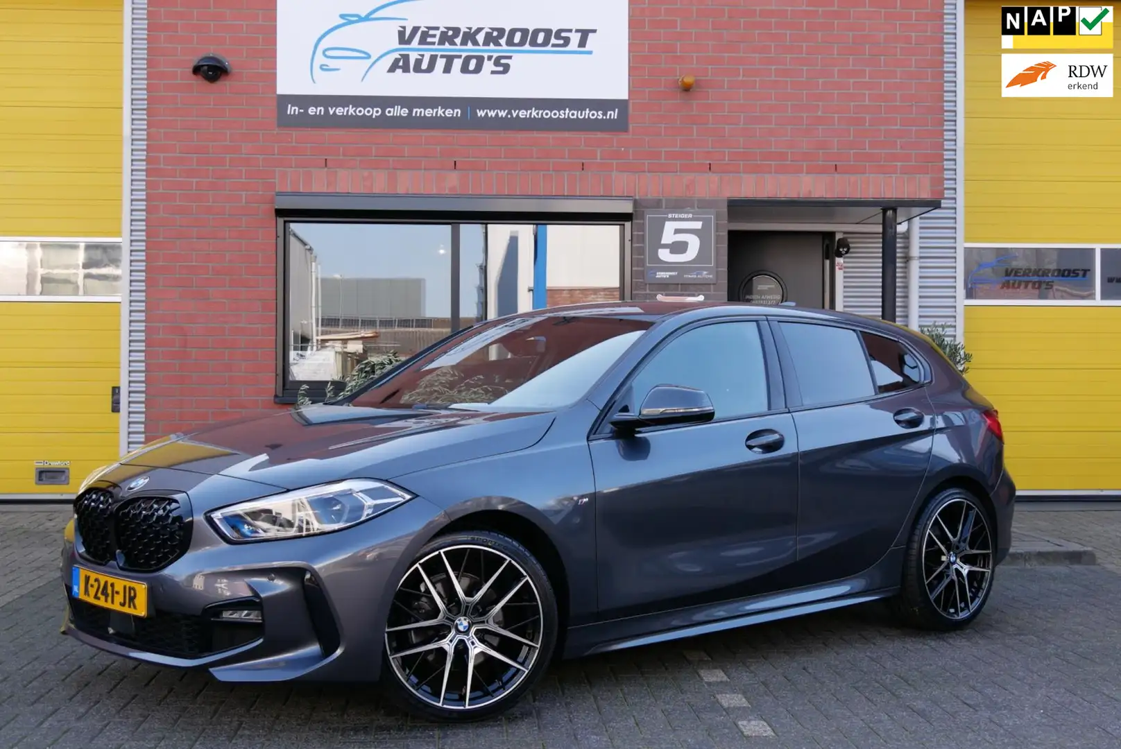 BMW 118 1-serie 118i Executive Edition m-pack. CarPlay. DA Grijs - 1