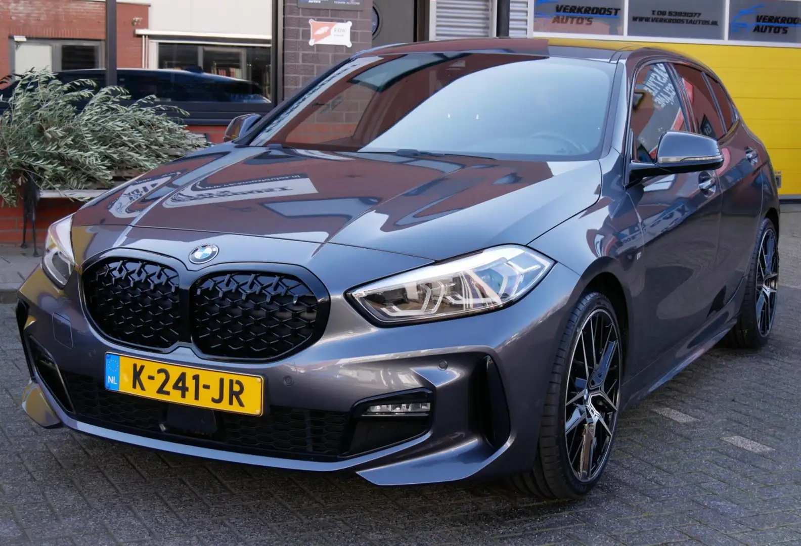 BMW 118 1-serie 118i Executive Edition m-pack. CarPlay. DA Grijs - 2