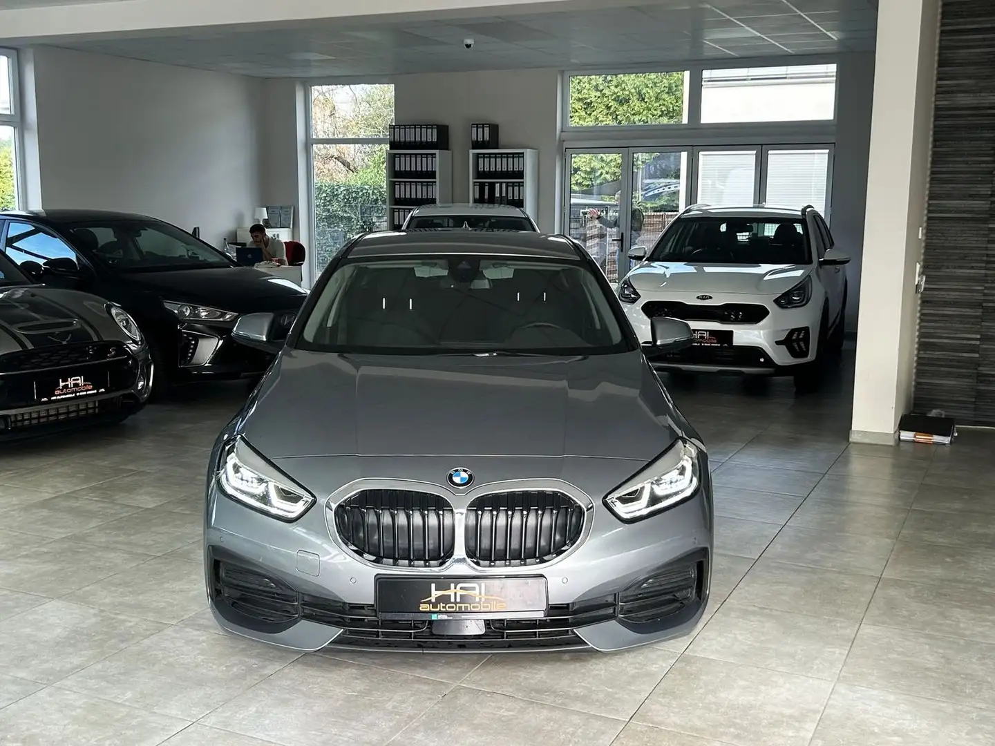 BMW 118 i Advantage Automatik/Navi Grau - 2