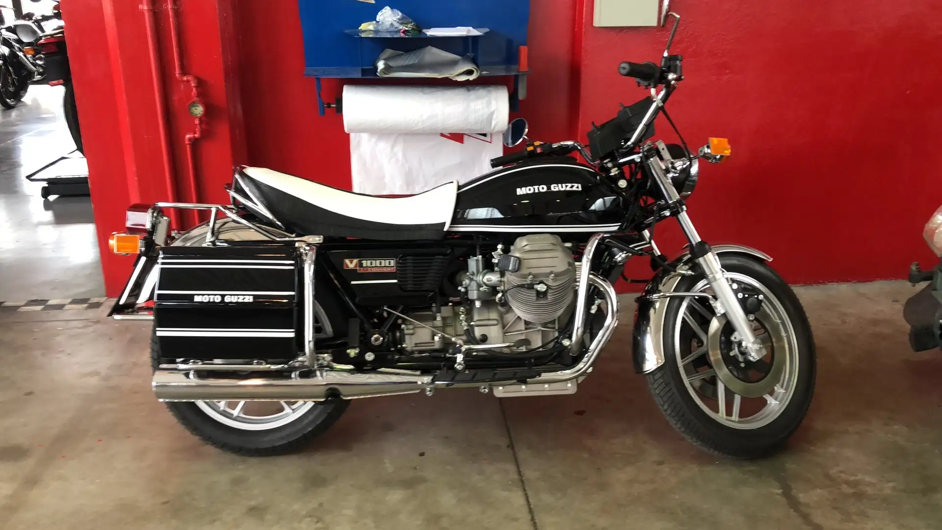 Moto Guzzi 1000 Convert Schwarz - 1
