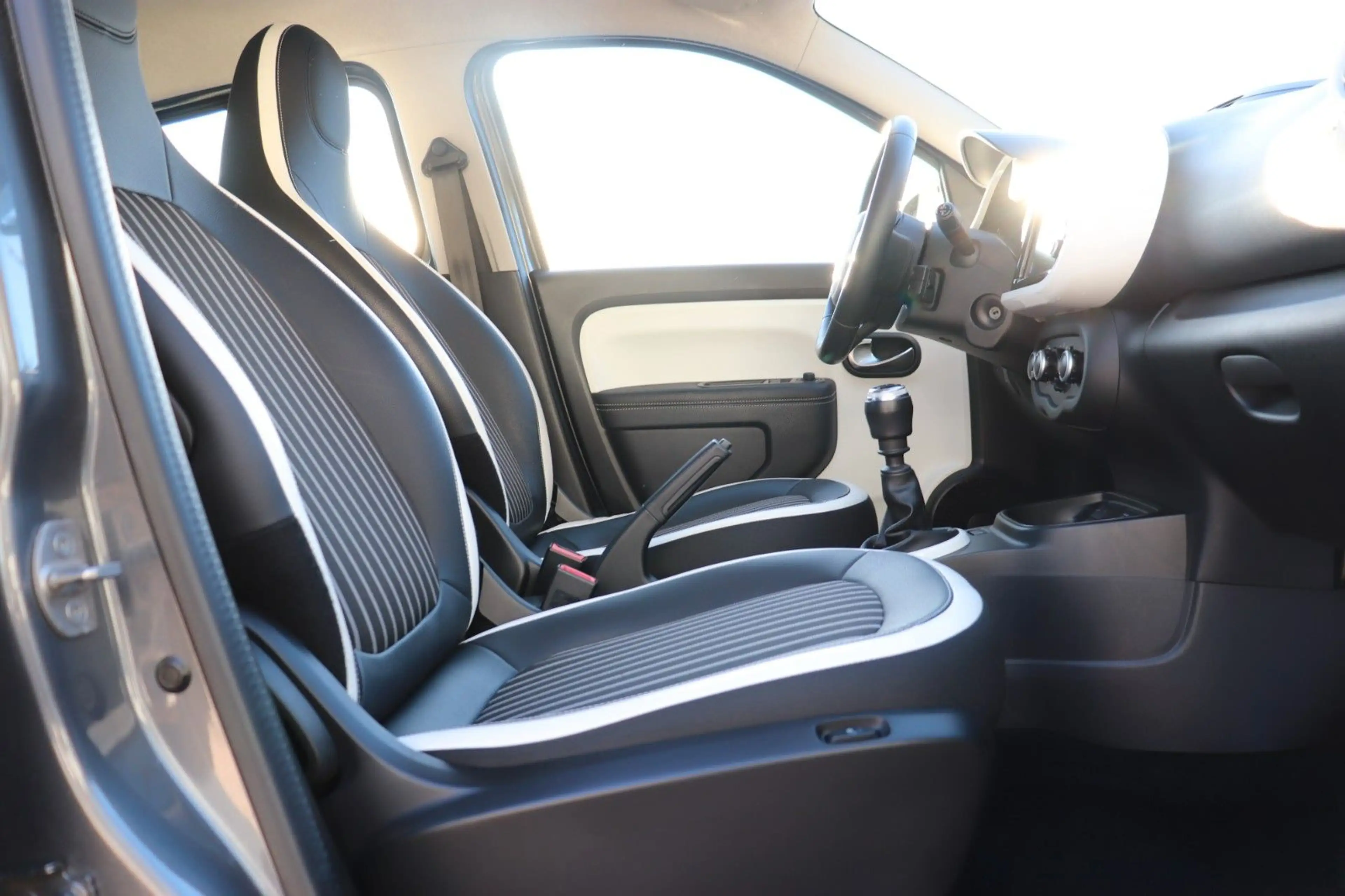 Renault Twingo Intens — photo 14
