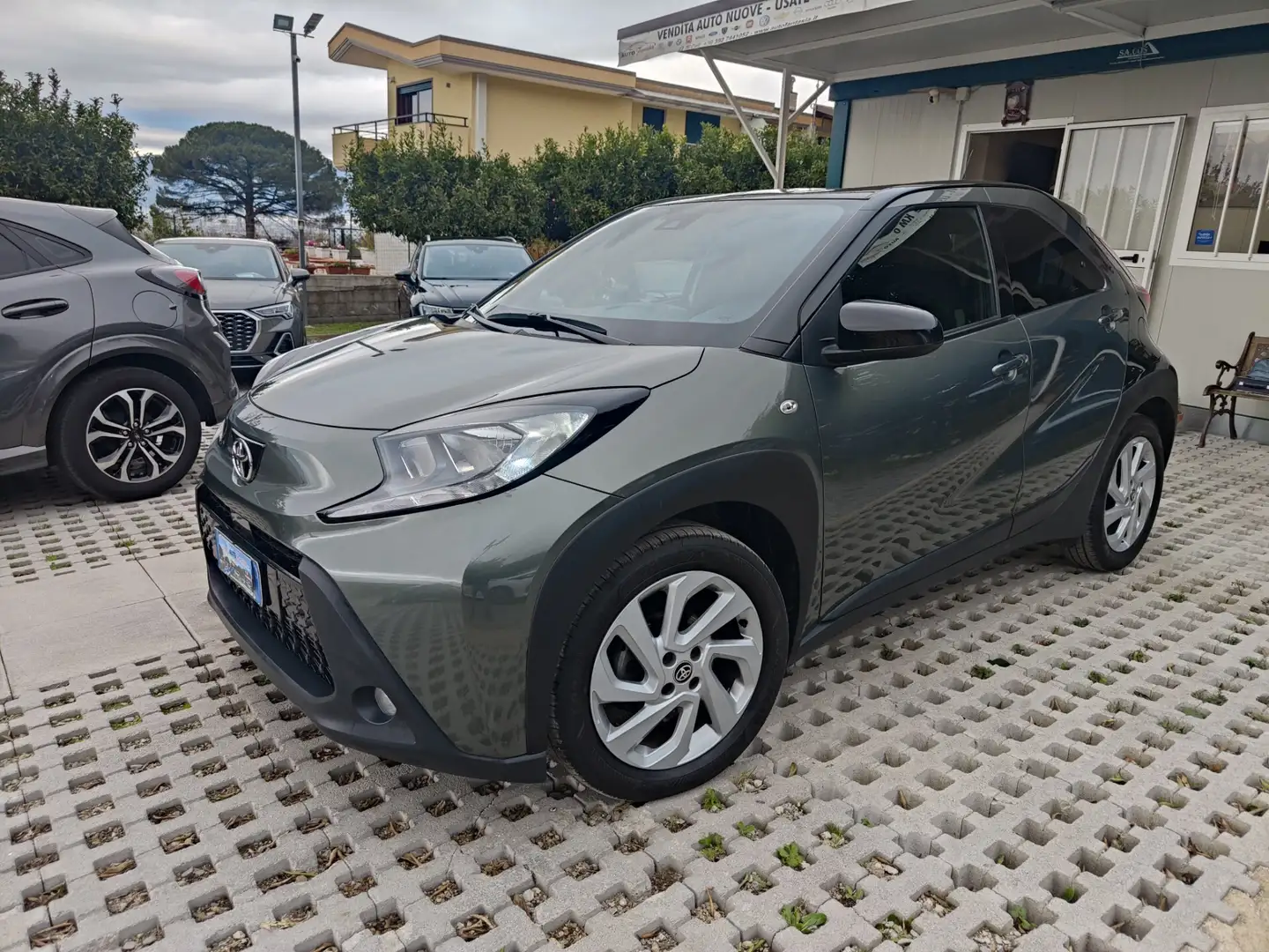 Toyota Aygo X 1.0 VVT-i 72 CV 5 porte Lounge Automatic Grigio - 1