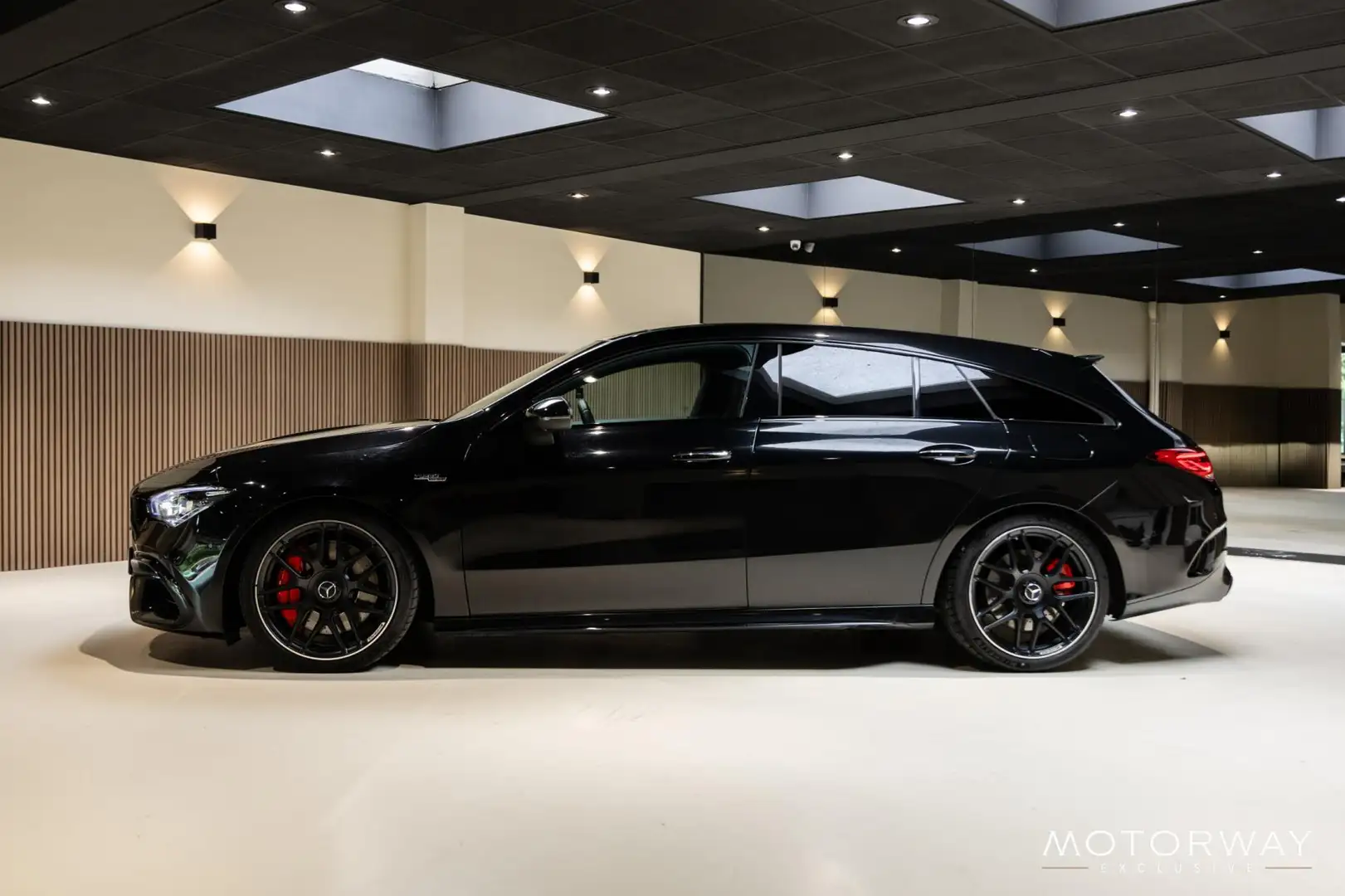 Mercedes-Benz CLA 45 AMG Shooting Brake S 4MATIC+ Premium Plus |PANO|CAMERA Zwart - 2