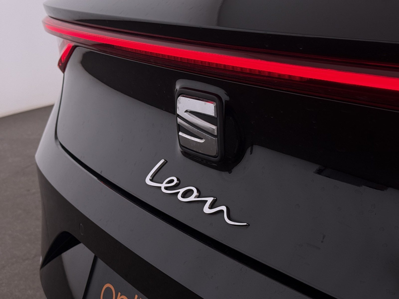SEAT Leon 1.5 eTSI FR Aut LED SKY RADAR NAVI SITZHZG — photo 10