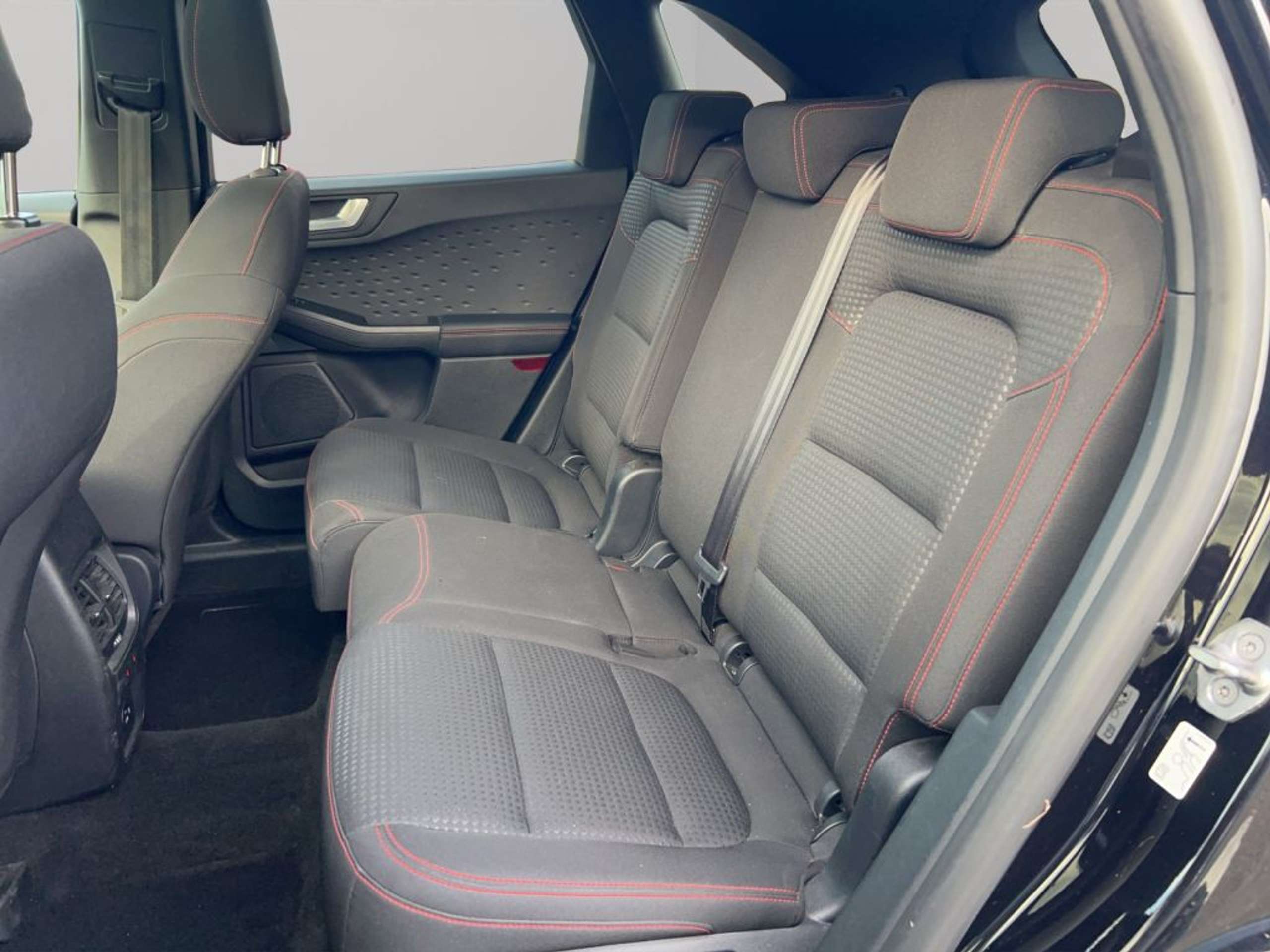 Fahrzeugabbildung Ford Kuga 2.5 Duratec PHEV ST-LINE - mit KI generiert/bearbeitet