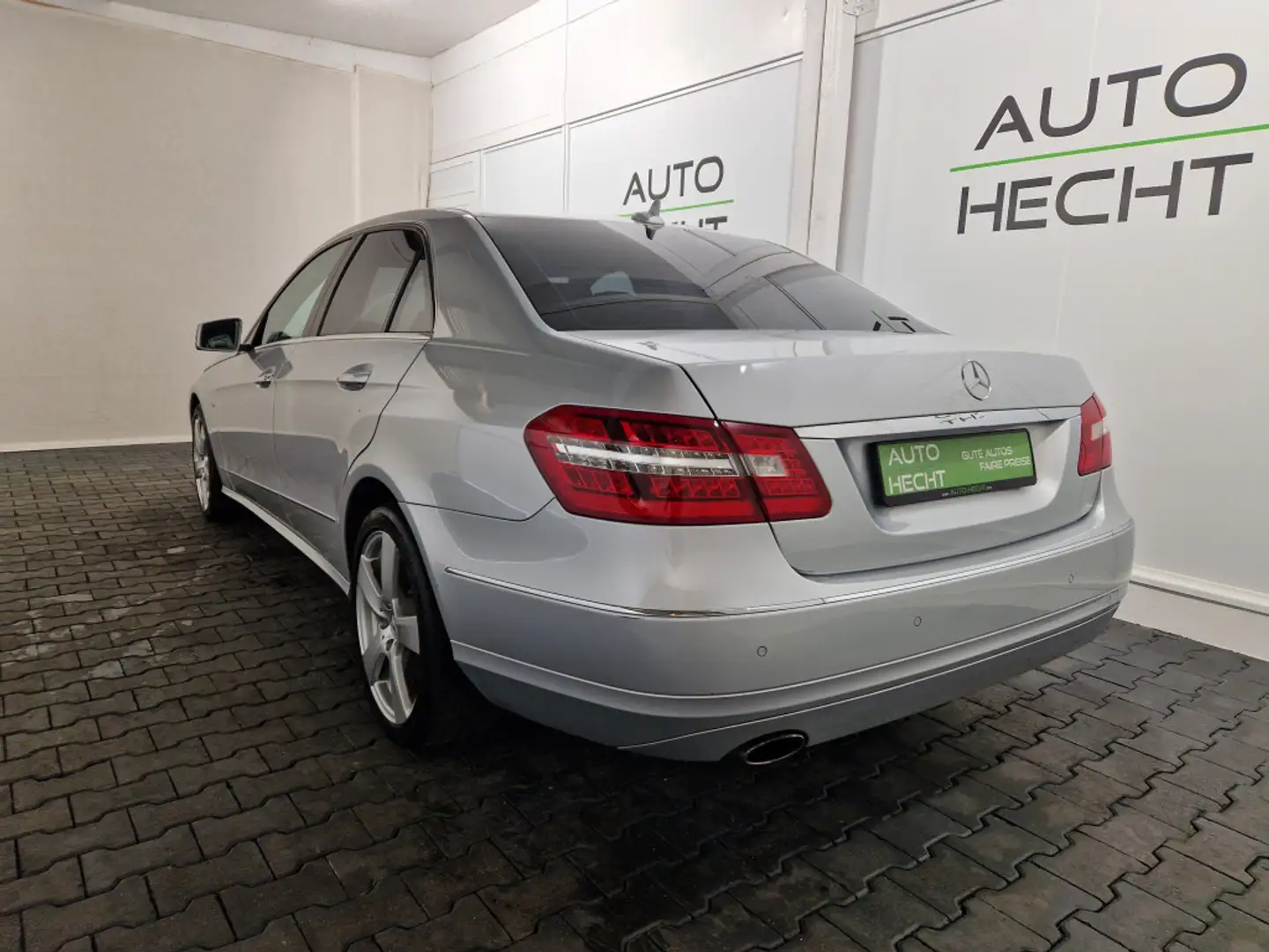 Mercedes-Benz E 250 Avantgarde 5G COMAND, Xenon ILS, PTS, SHZ Stříbrná - 2