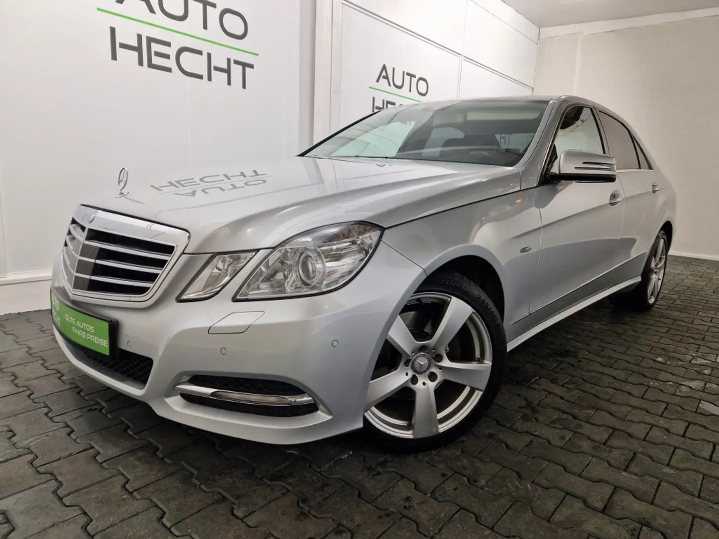 Mercedes-Benz E 250 Avantgarde 5G COMAND, Xenon ILS, PTS, SHZ Stříbrná - 1
