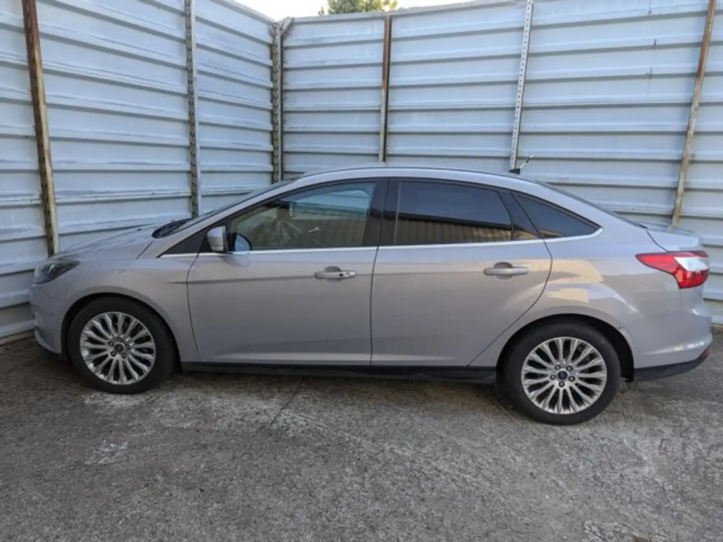 Ford Focus 2.0 TDCi Lim.Stufenheck Titanium*Tüv:09/26 Silber - 2