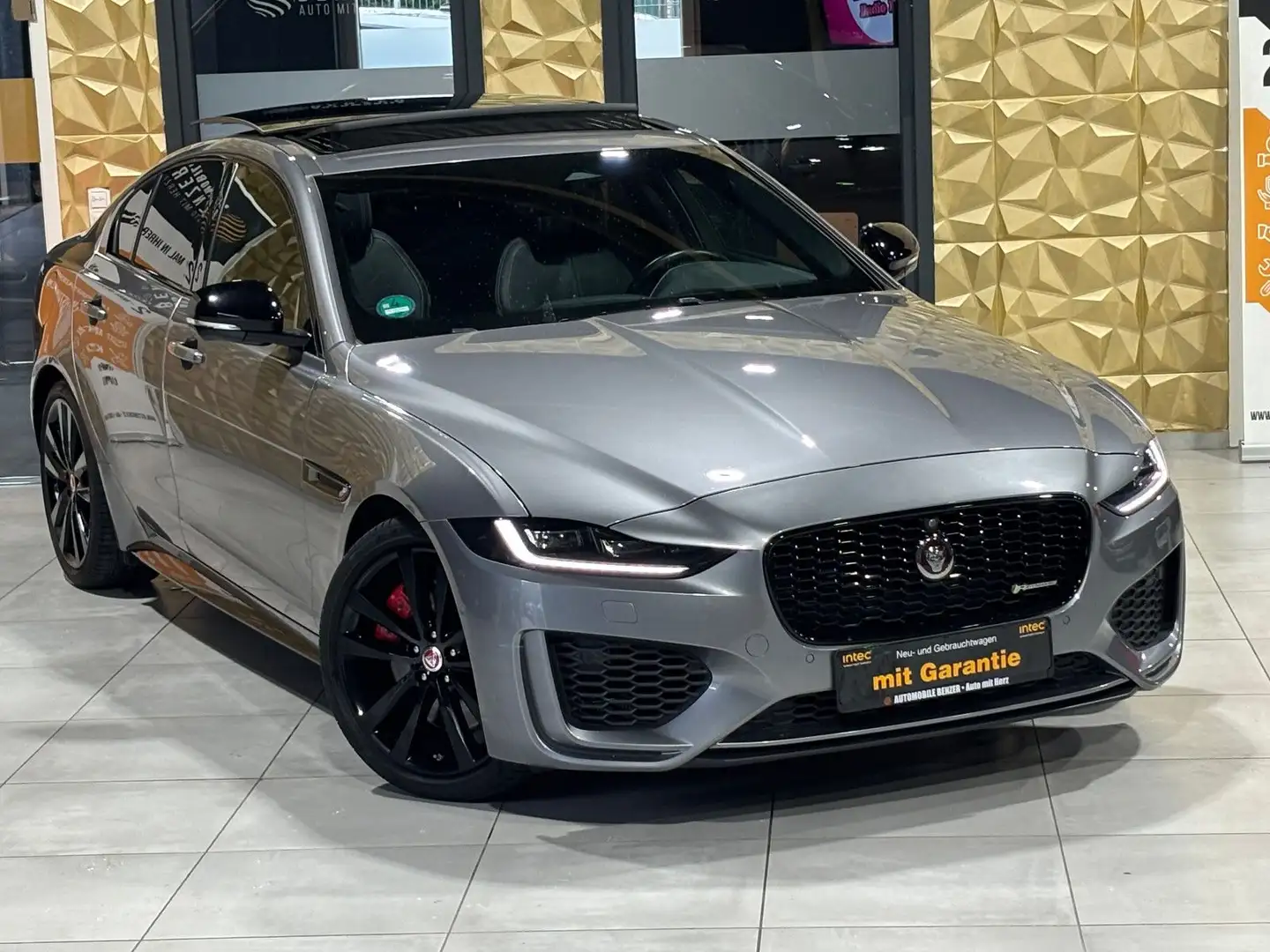 Jaguar XE R-Dynamic Black/360''KAM/PANO/EXCLUSIV/MERIDI Grau - 2
