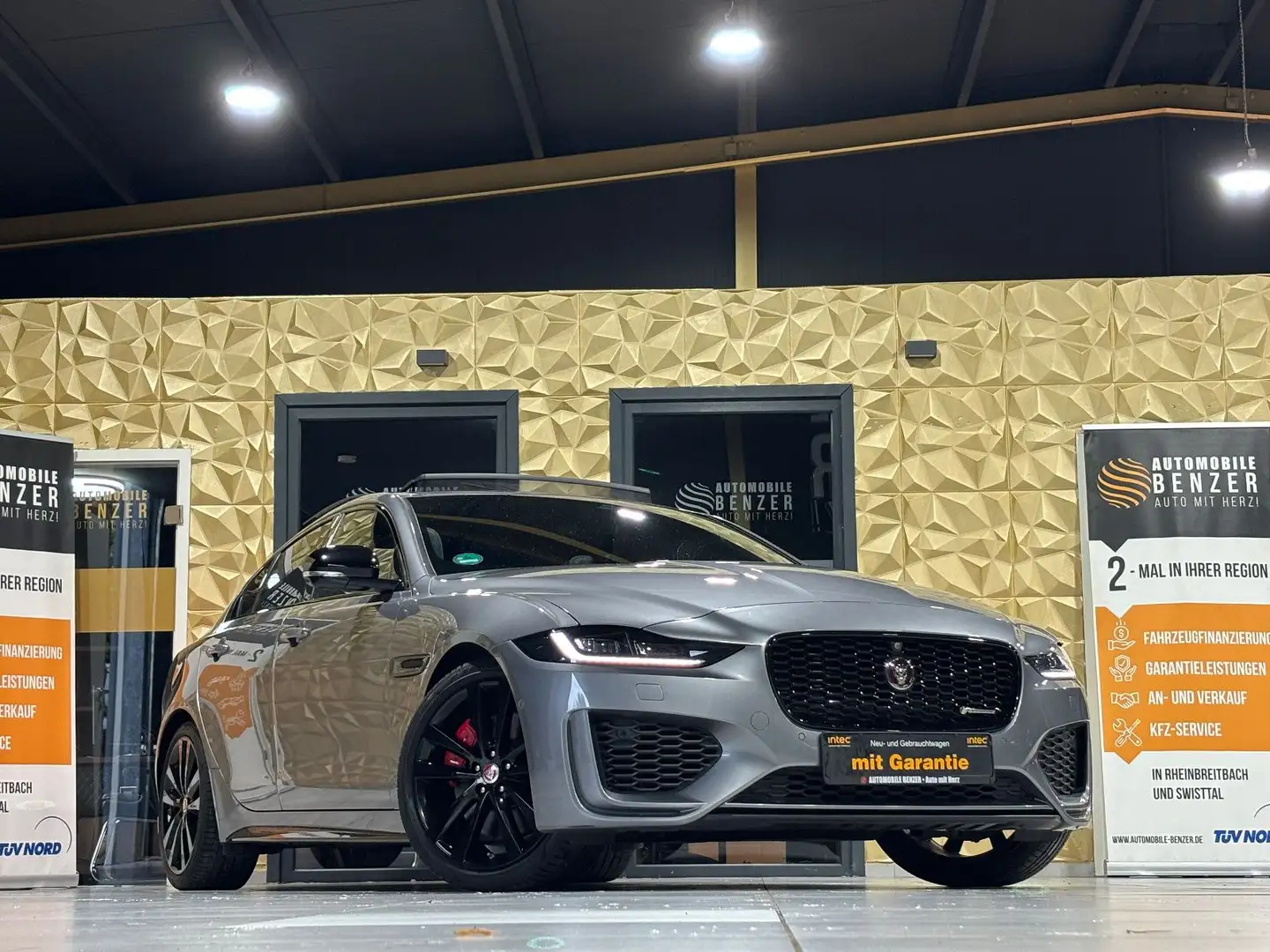 Jaguar XE R-Dynamic Black/360''KAM/PANO/EXCLUSIV/MERIDI Grau - 1