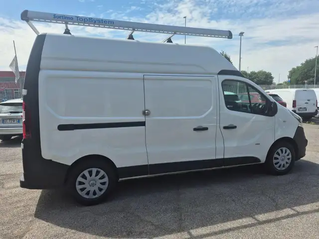 Opel Vivaro view 2