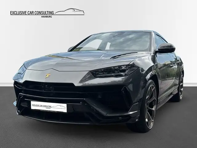 Lamborghini Urus view 3