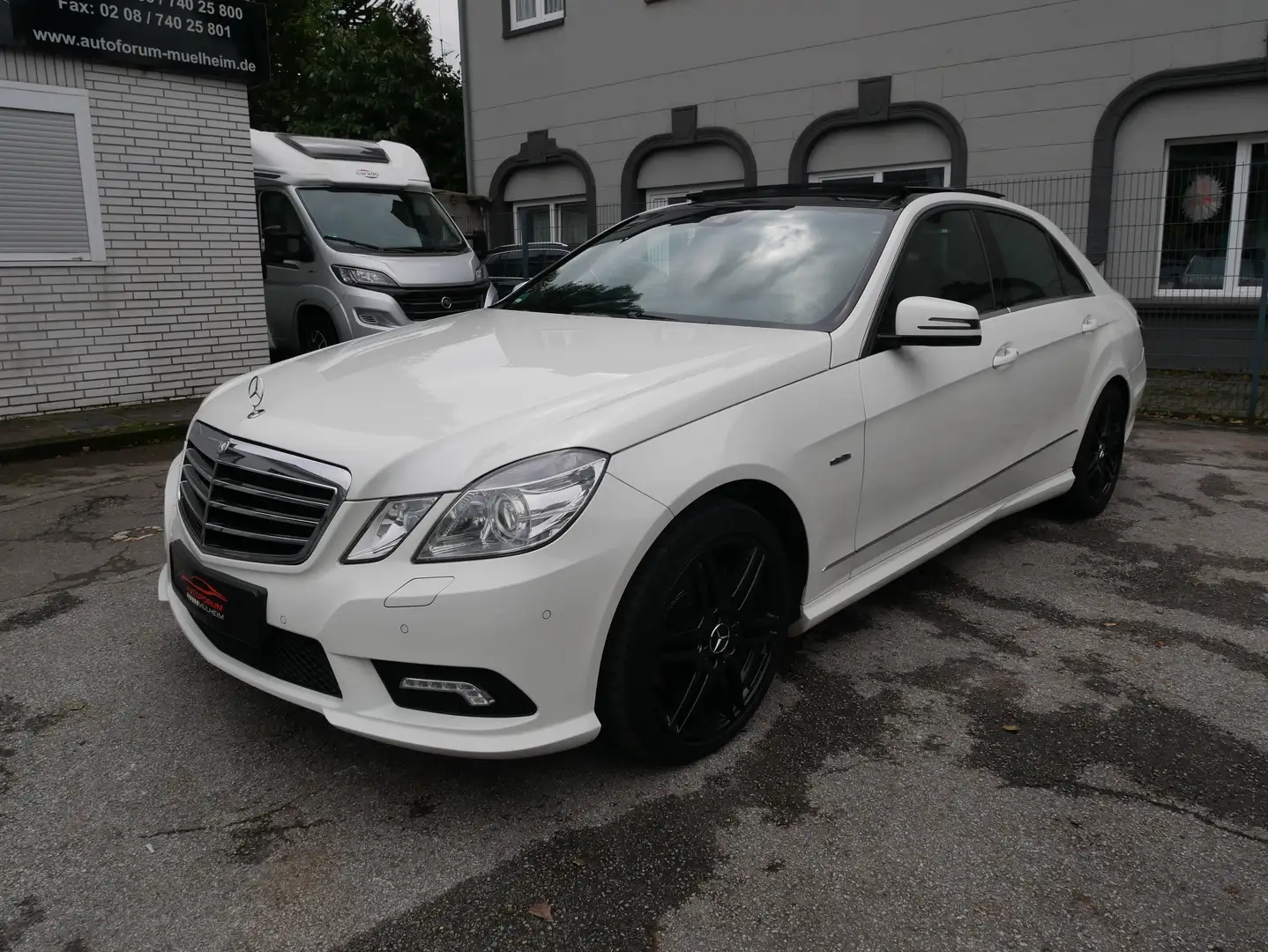 Mercedes-Benz E 350 E 350 CDI BlueEfficiency AMG Pano ILS Navi Kamera Blanc - 1