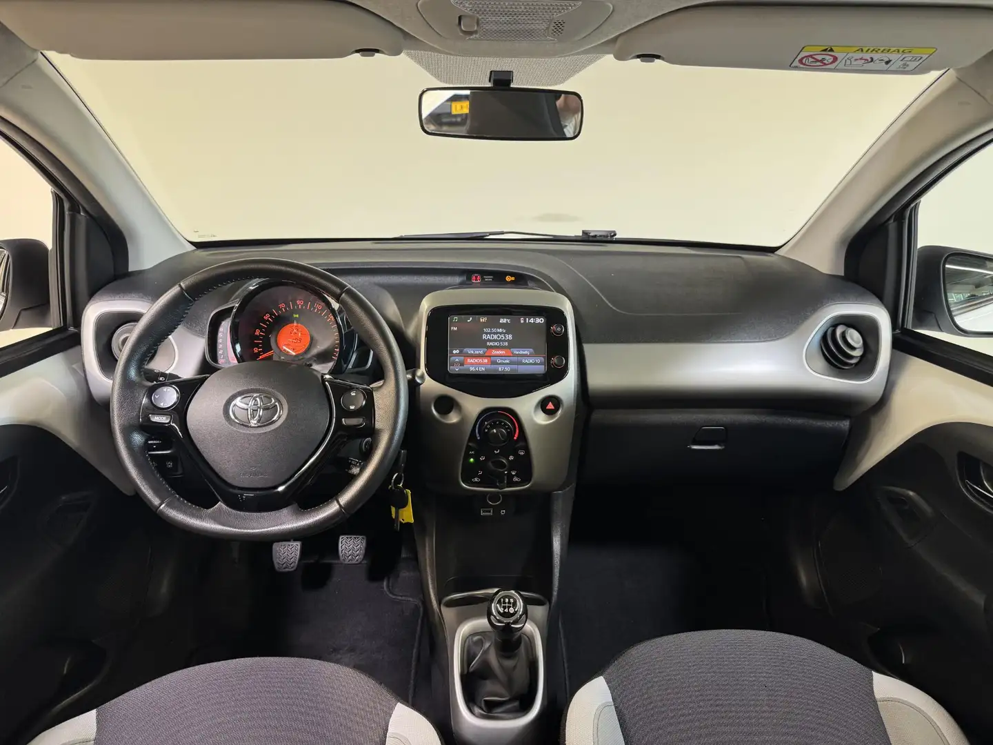 Toyota Aygo 1.0 VVT-i x-play | Camera | Bluetooth | Trekhaak v Wit - 2