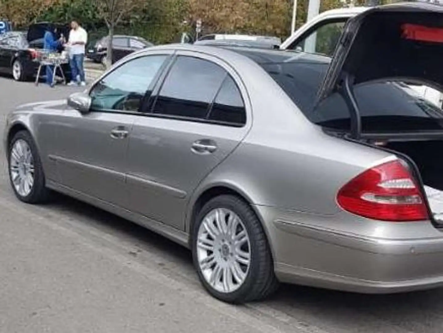 Mercedes-Benz E 320 E 320 Avantgarde 4MATIC Aut. Grau - 2