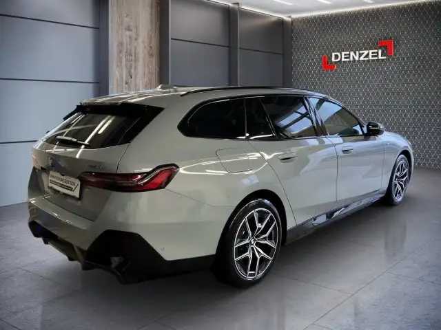 BMW i5 xDrive40 Touring Ansicht 4