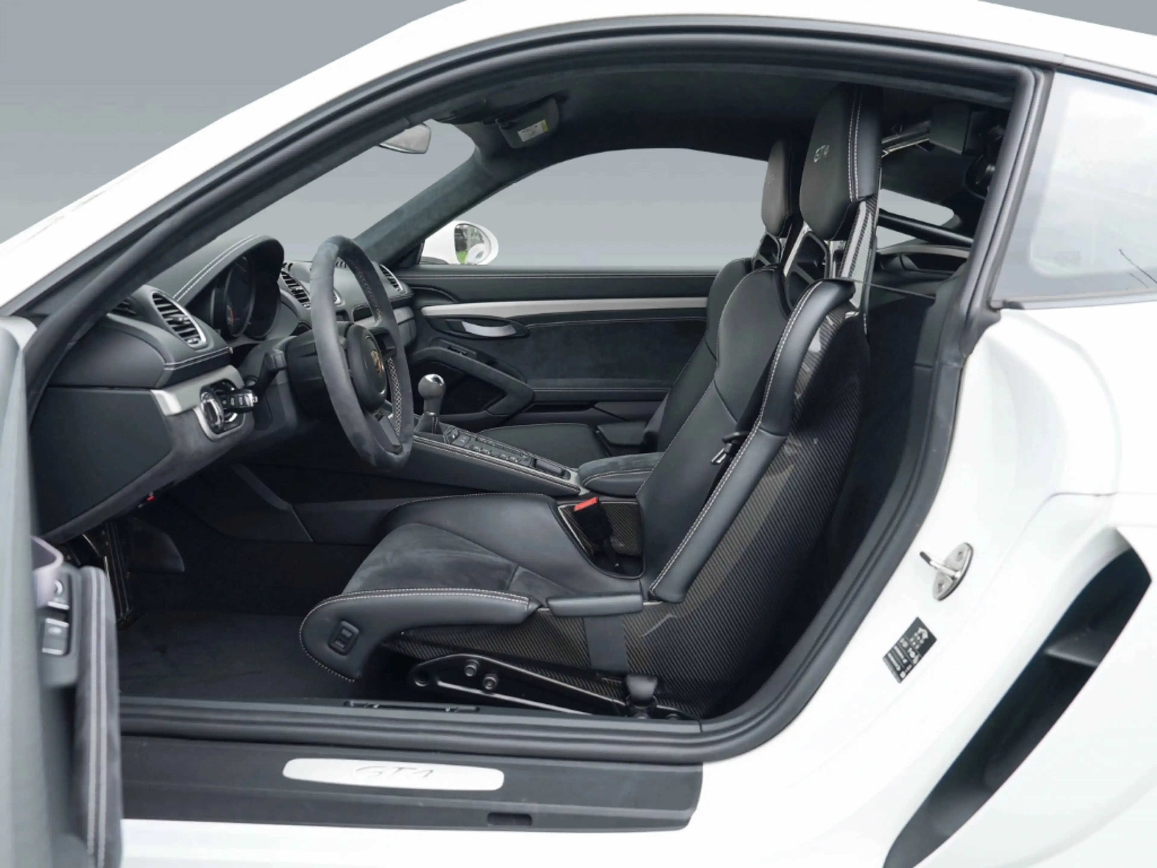 Porsche Cayman 718 GT4 — photo 6
