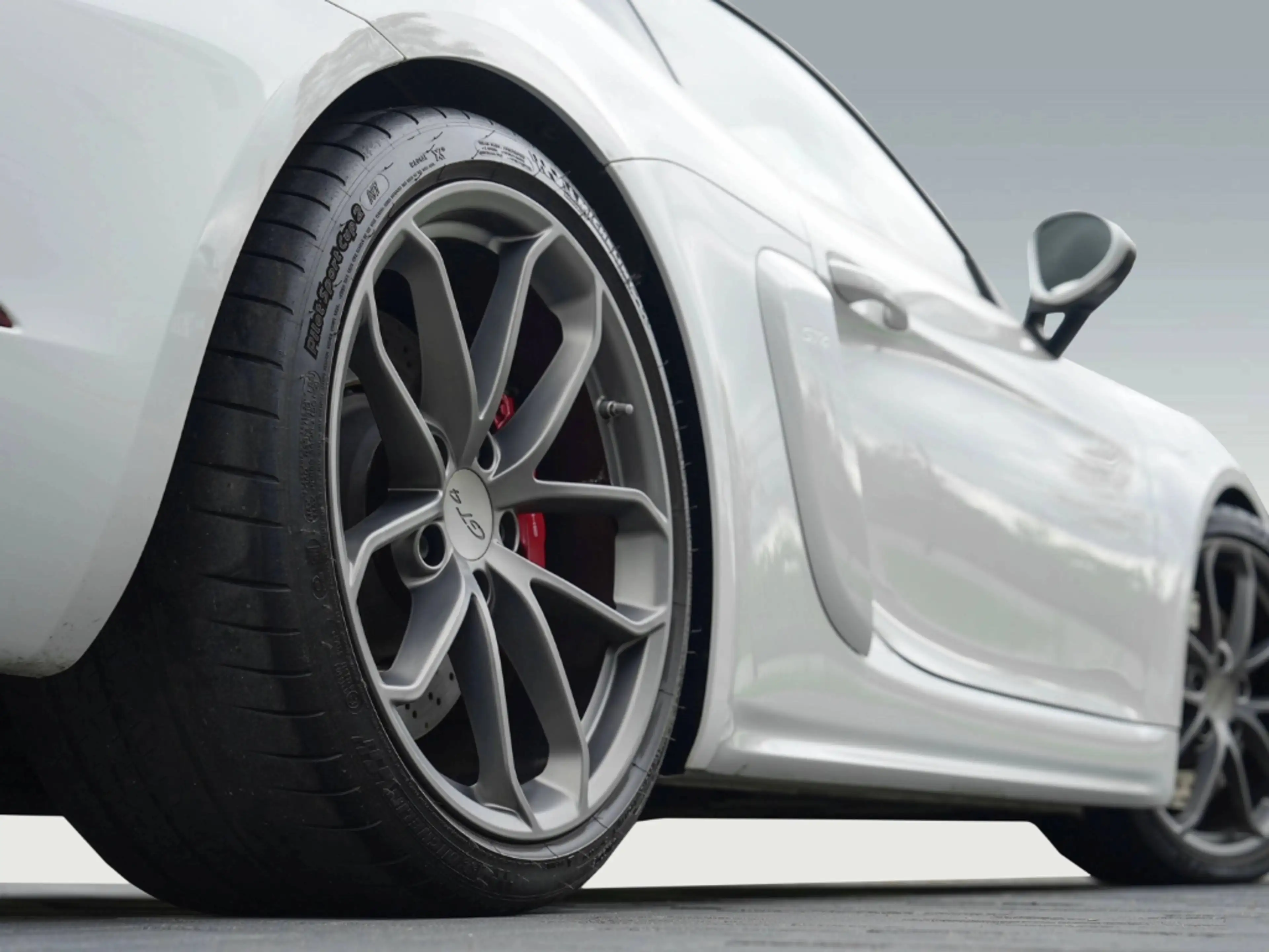 Porsche Cayman 718 GT4 — photo 15
