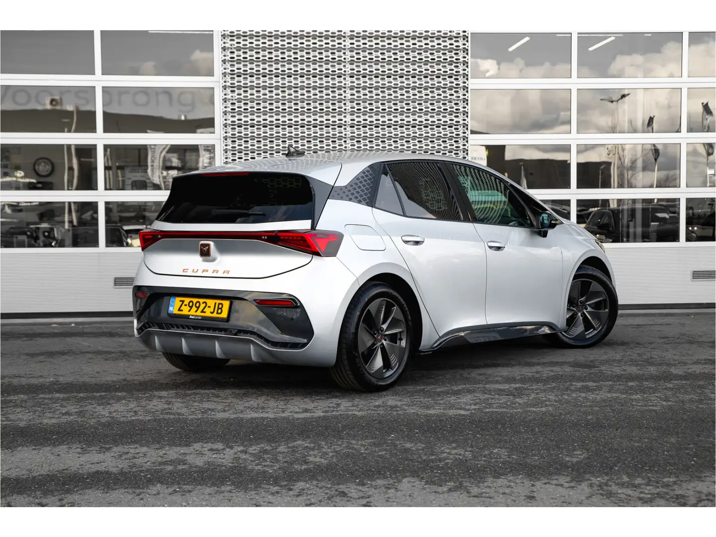 CUPRA Born Impulse 62 kWh | Airco (automatisch) | Apple Carpl Grau - 2