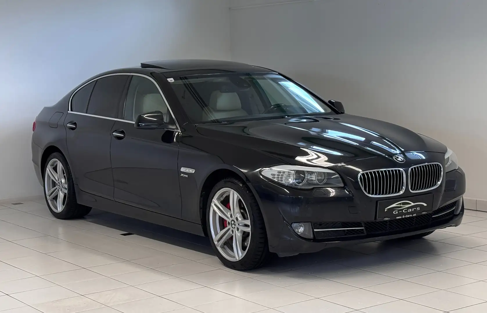 BMW 530 d xDrive Aut. *Schiebedach*Head Up*Keyless*AHK* Schwarz - 1