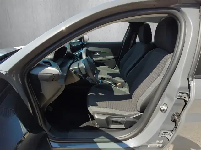 Peugeot 208 view 9