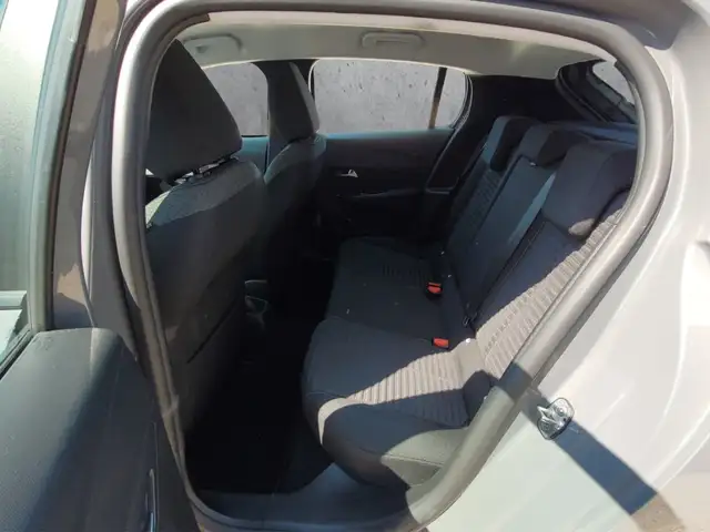 Peugeot 208 view 8