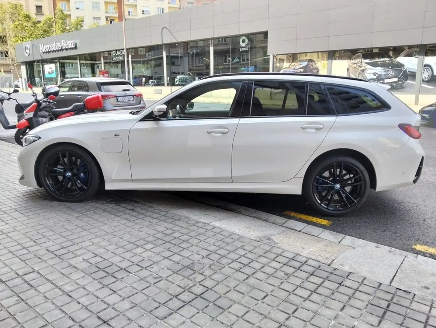 BMW 330 330e Touring M Blanc - 2