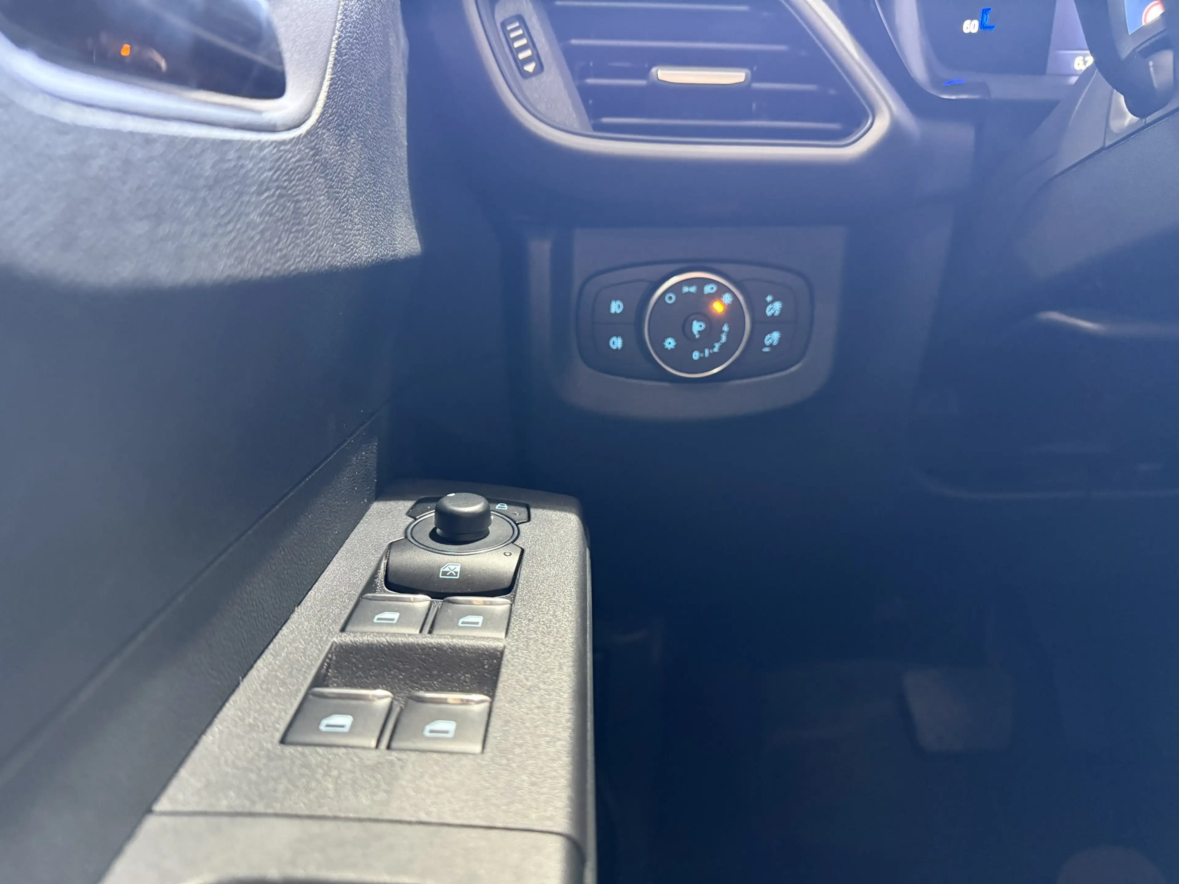 Ford Tourneo Courier Titanium Automatik / Winter-Paket — photo 15