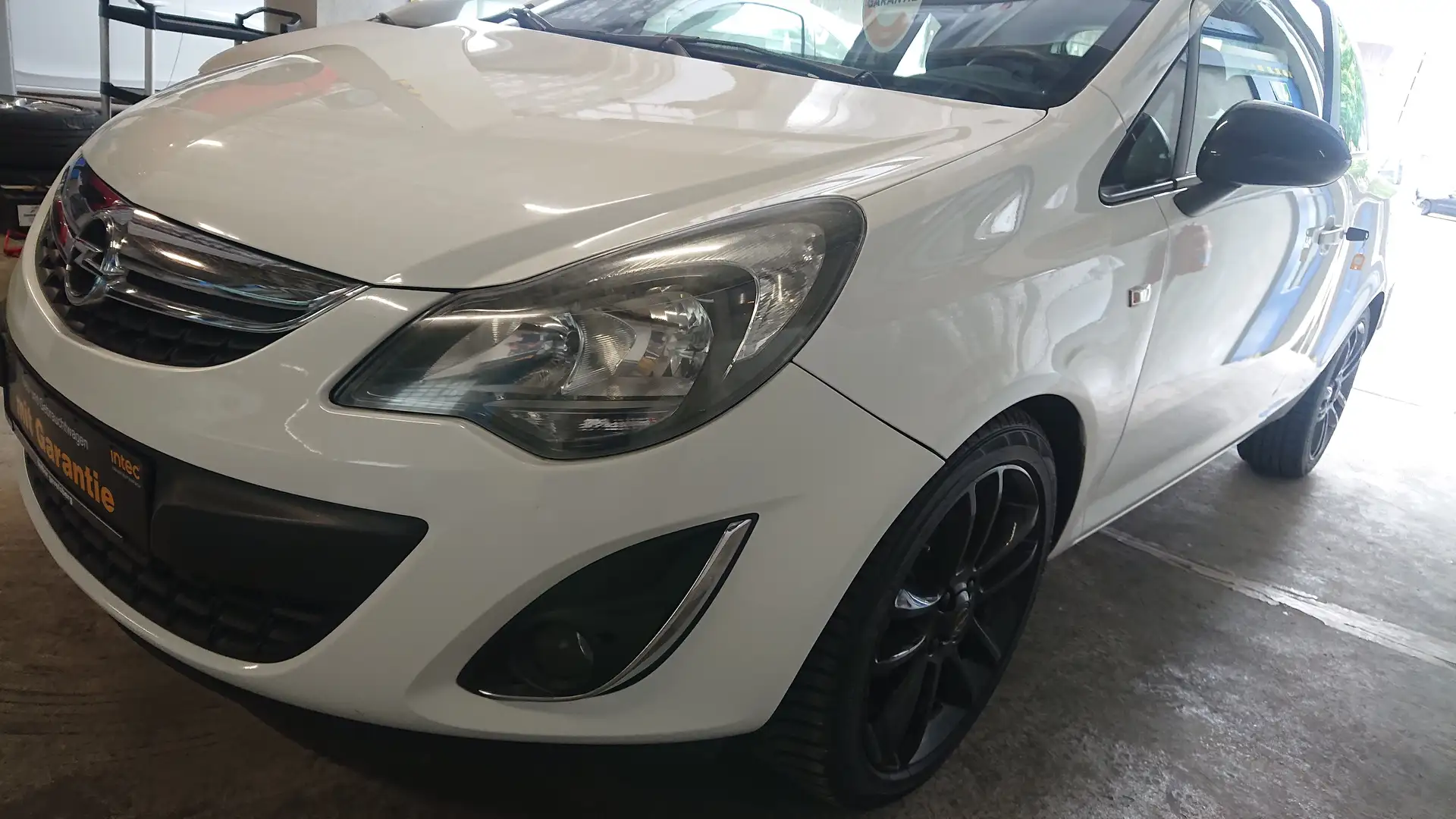 Opel Corsa D Facelift 1,4i 101PS Color Edition  Panoramadach Weiß - 2