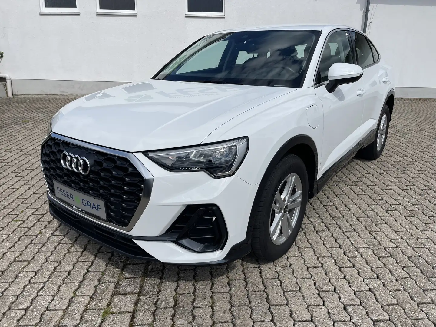 Audi Q3 Sportback 45 TFSIe S Tr. NAVI SHZ PDC Weiß - 2