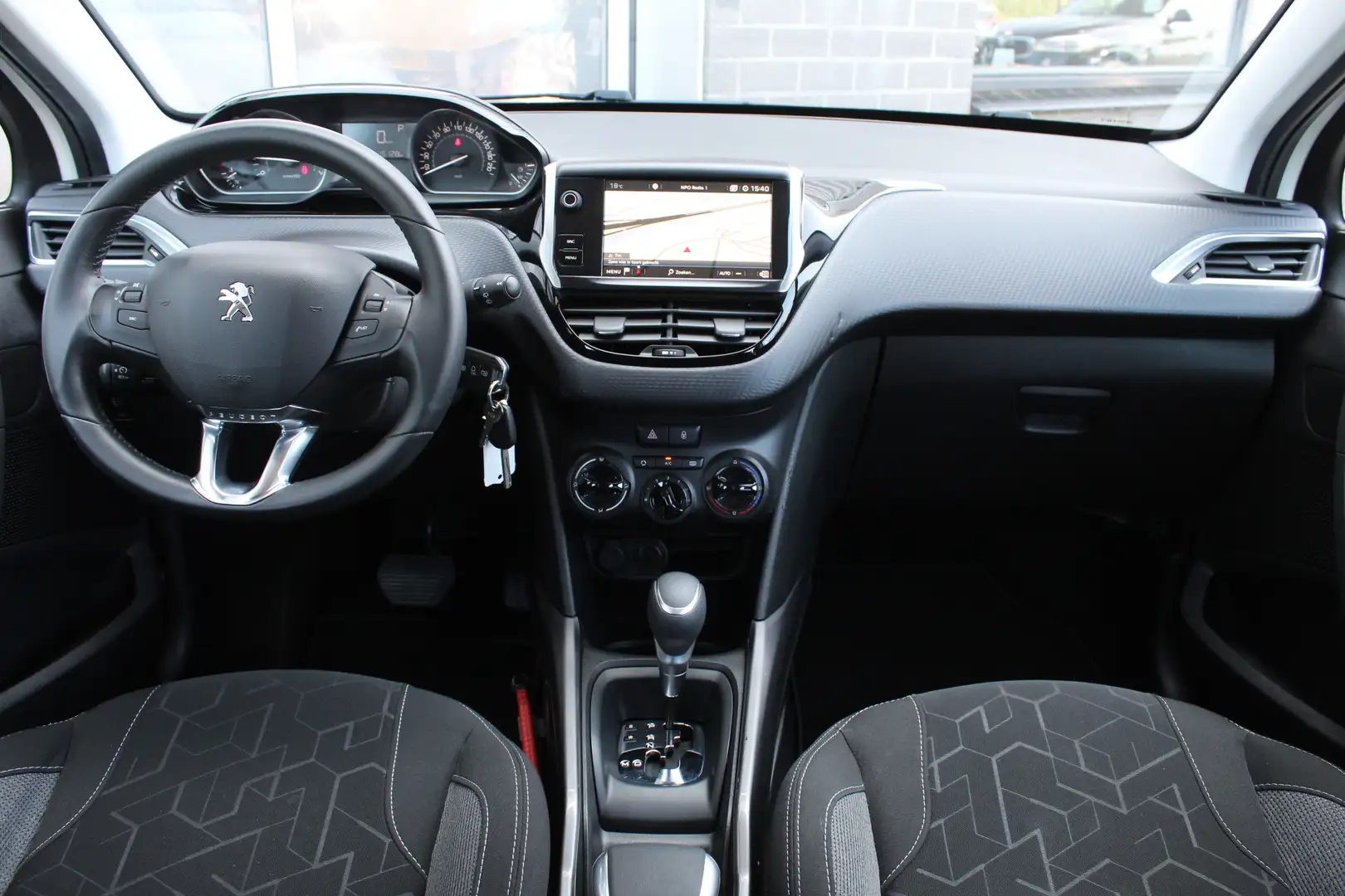 Peugeot 2008 1.2 PureTech Active / Automaat / Carplay / Cruise Wit - 2