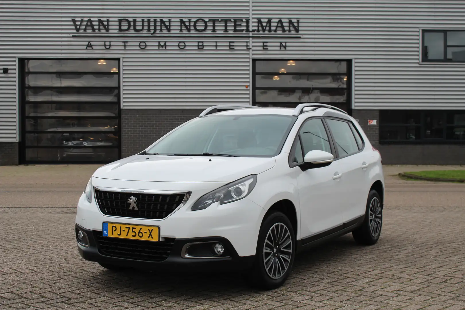 Peugeot 2008 1.2 PureTech Active / Automaat / Carplay / Cruise Wit - 1