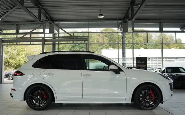 Porsche Cayenne GTS view 6