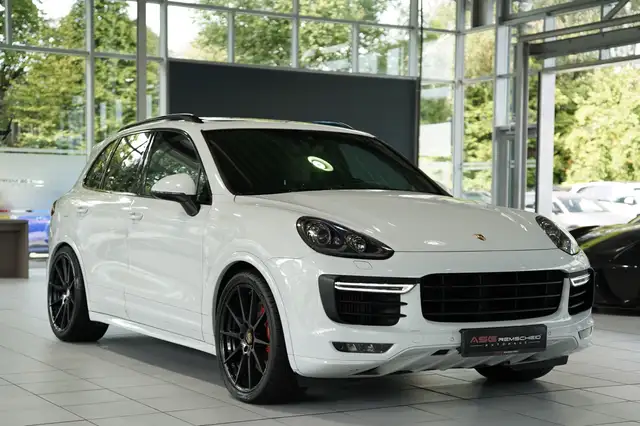 Porsche Cayenne GTS view 5